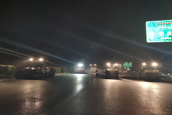 圖5：燈火通明的施工現場.jpg