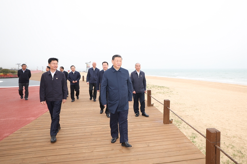 5月22日至24日，中共中央總書記、國家主席、中央軍委主席習近平在山東考察。這是22日下午，習近平在日照市陽光海岸綠道考察。