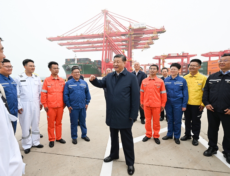 ??5月22日至24日，中共中央總書記、國家主席、中央軍委主席習近平在山東考察。這是22日下午，習近平在日照港親切慰問港口科技工作者、運營人員、航運人員。 